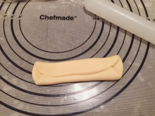 4、危险与美味并存一一德国碱水包,取1小份面团，擀成椭圆形，1/3对折后再对折