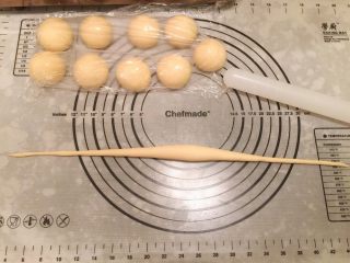 5、危险与美味并存一一德国碱水包,如图搓成中间厚两边细的长条