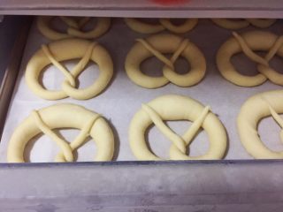 8、危险与美味并存一一德国碱水包,放入冰箱冷冻一小时或隔夜