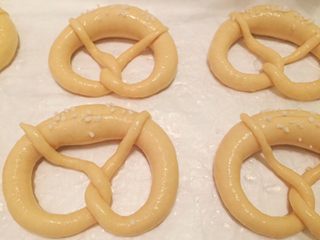 11、危险与美味并存一一德国碱水包,洒上烘焙盐（家里的粗盐也可以）