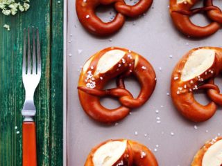 13、危险与美味并存一一德国碱水包,油亮亮的红棕色是它的特色