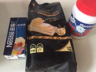 1、双色梅花吐司,液体棉花糖替代面包中需要的细砂糖。