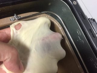 3、双色梅花吐司,加了黄油和酵母再揉15分钟左右结束揉面程序,可以拉出较为结实的薄膜。