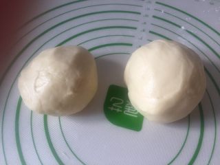 4、双色梅花吐司,面团取出来倒在操作台上,分出一个140克的面团。