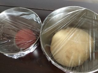 6、双色梅花吐司,两个面团放在容器里蒙上保鲜膜放在温暖处进行基础发酵,室温28度左右。