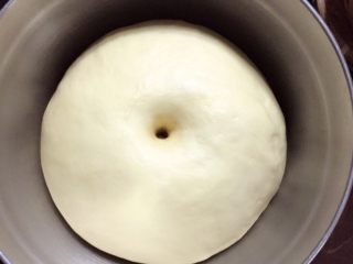 7、双色梅花吐司,面团发酵至两倍大,食指沾少许面粉在面团中间戳个洞,不回缩不塌陷就说明一发的很成功,回缩是没有发酵好,继续放着发酵一会,塌陷则说明发的过头了,下次注意观察缩短时间。