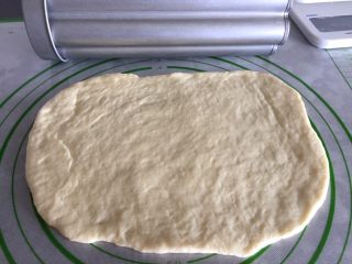 9、双色梅花吐司,原色面团用擀面杖擀成长方形,长度比模具稍微短一点,也不可过短。