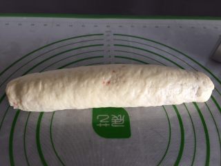 11、双色梅花吐司,把面片卷成圆筒状,收口处轻轻捏紧。