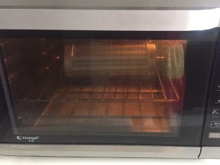 13、双色梅花吐司,烤箱提前预热,面团发至模具九分满,上火190度下火180度烤35分钟。