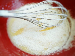 4、火龙果盒子蛋糕,蛋黄中加入玉米油细砂糖，牛奶搅拌均匀到乳化状态，筛入低筋面粉