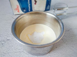 8、火龙果盒子蛋糕,用烤蛋糕的时间来打发淡奶油，容器保持冰凉状态，且无油无水，淡奶油加糖粉