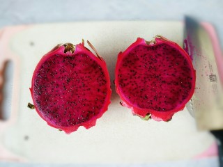 11、火龙果盒子蛋糕,准备好一个新鲜的火龙果