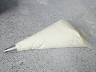 10、火龙果盒子蛋糕,入裱花袋，放入冷藏保存