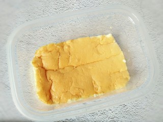 14、火龙果盒子蛋糕,用剪刀或剪子剪开成片，先铺一层在盒子底部