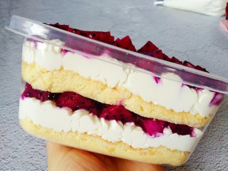 17、火龙果盒子蛋糕,再一层奶油，撒一层水果