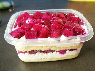 18、火龙果盒子蛋糕,完成之后，盖盖冷藏后口感味道更好！