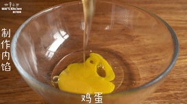 2、自制【咸蛋黄冰皮月饼】健康美味,将鸡蛋打入调理盆中,加入白砂糖搅拌均匀