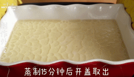 10、自制【咸蛋黄冰皮月饼】健康美味,蒸制15分钟,取出搅拌均匀成团