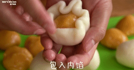 12、自制【咸蛋黄冰皮月饼】健康美味,取一份外皮捏扁,包入内馅收口
