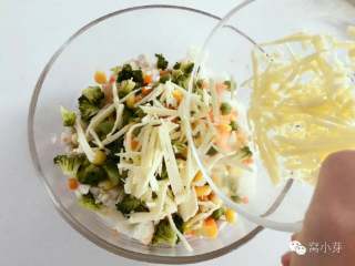 4、宝宝辅食：什锦咸味早餐面包玛芬，简单营养又美味！18M+,然后加入奶酪芝士，简单搅拌均匀。