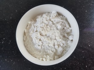 1、黄金玉米饼,准备面粉