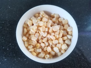 2、黄金玉米饼,玉米粒洗净