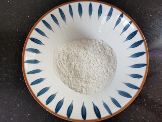 4、黄金玉米饼,取一个大碗倒入面粉