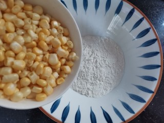 5、黄金玉米饼,倒入玉米