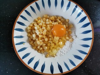 6、黄金玉米饼,打入鸡蛋