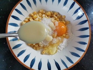 8、黄金玉米饼,加入炼乳