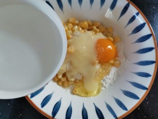 9、黄金玉米饼,倒入清水