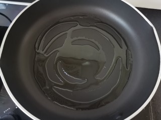 11、黄金玉米饼,平底锅倒入适量的油