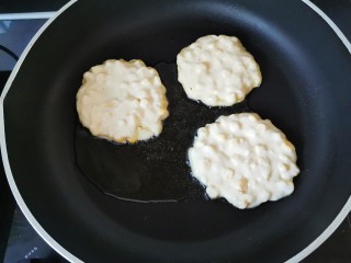 12、黄金玉米饼,放入少许面糊煎，用小火慢煎