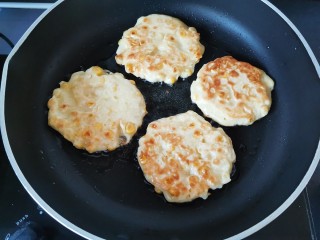 13、黄金玉米饼,煎至一面金黄翻个面