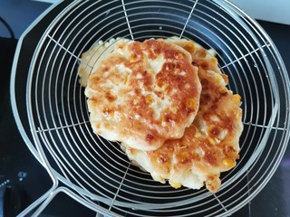 14、黄金玉米饼,两面煎至金黄捞出沥油