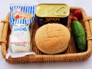 1、午餐肉黄瓜汉堡包,先备好所有的食材。