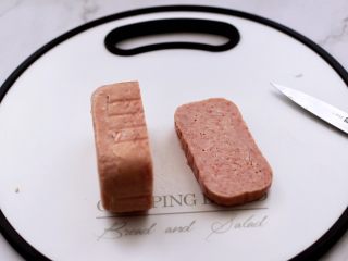 2、午餐肉黄瓜汉堡包,午餐肉去外壳，拿出来切片，我切的厚哈，这样吃着过瘾。