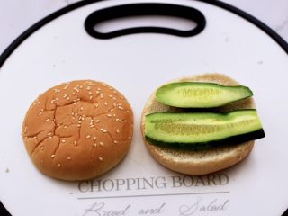 5、午餐肉黄瓜汉堡包,汉堡包胚上先放入一层切片的黄瓜。