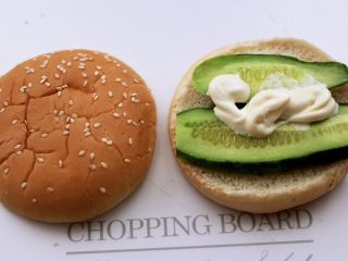 6、午餐肉黄瓜汉堡包,再挤上5克沙拉酱。