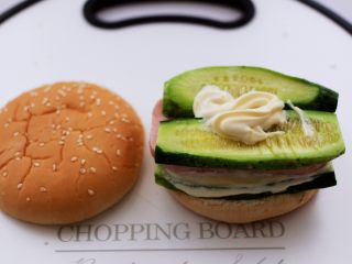 10、午餐肉黄瓜汉堡包,最后挤上剩下的5克沙拉酱抹匀。