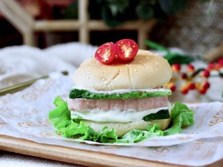 13、午餐肉黄瓜汉堡包,味道太赞了。