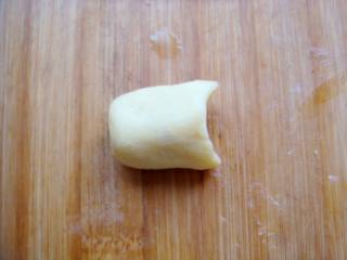 8、#感恩节食谱#绿豆沙之父爱如山,搓一个粗点的圆柱形，一端用手指按进去，做车子的花篮。