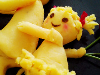 22、#感恩节食谱#绿豆沙之父爱如山,海苔剪出眼睛嘴巴，沾到上面，用棉签沾火龙果的红色给小女孩脸颊部点几下上色，就成了红红的小脸蛋儿了。