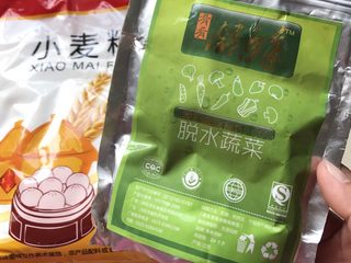 2、双色花卷,紫薯粉是紫薯磨成的粉,无色素无添加