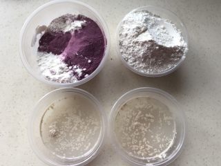 3、双色花卷,把面粉按量称好