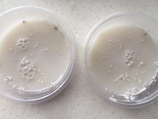 4、双色花卷,酵母用温水化开备用,一般静置5分钟