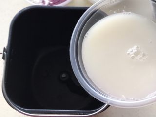 5、双色花卷,因为有两个面团,所以我用面包机揉一个面团,把化开的酵母水倒进面包机里