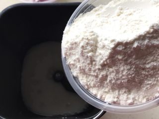 6、双色花卷,再把白色面团的粉倒进面包机里