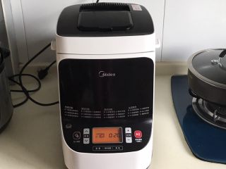 7、双色花卷,开始揉面,时间15分钟之内