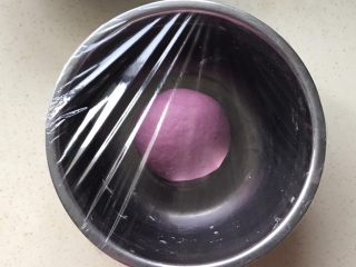 13、双色花卷,放进盆里,盖上保鲜膜